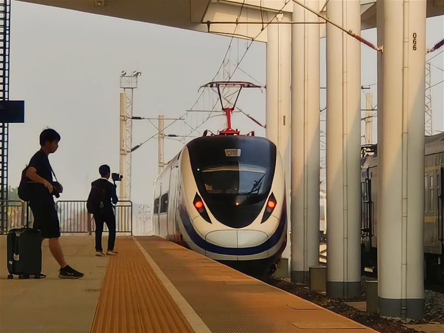 （新華全媒頭條&middot;圖文互動）（7）一路飛架跨山河&mdash;&mdash;寫在中老鐵路國際旅客列車開行首日