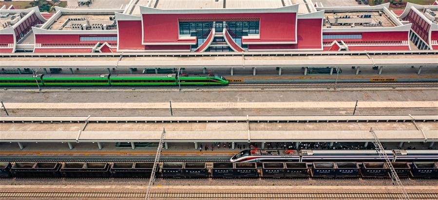 （新華全媒頭條&middot;圖文互動）（1）一路飛架跨山河&mdash;&mdash;寫在中老鐵路國際旅客列車開行首日