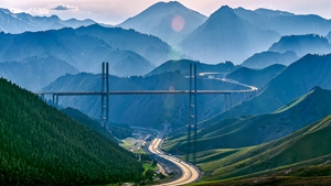 穿越&ldquo;三山&rdquo;環繞&ldquo;兩盆&rdquo; 新疆交通立體掃描