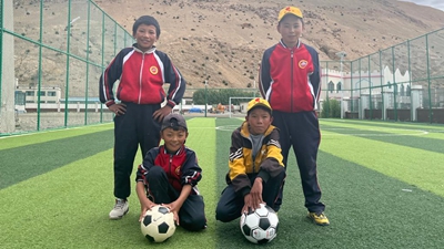 什么原因，讓這個(gè)孩子只穿一只球鞋踢球？