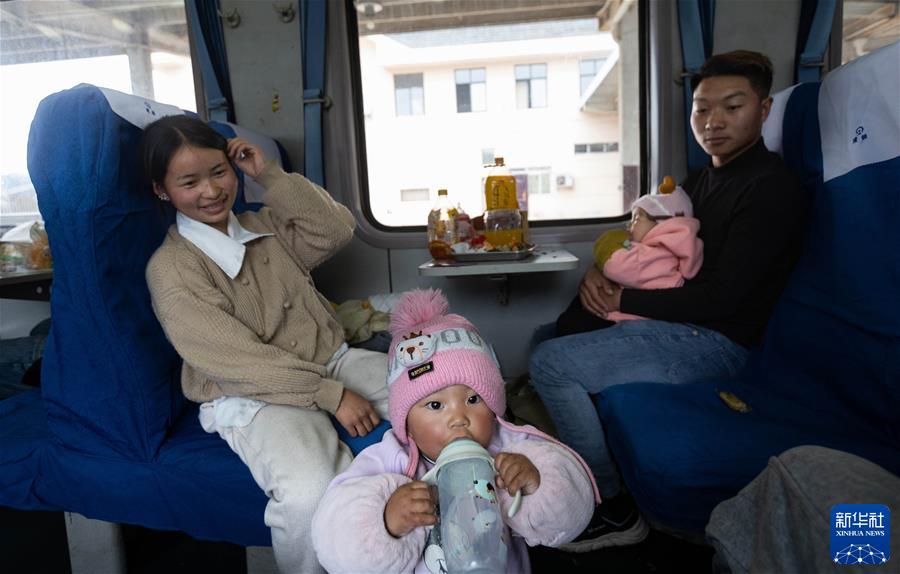 （鏡觀中國&middot;新華社國內新聞照片一周精選）（12）K4618次臨客上的38個小時