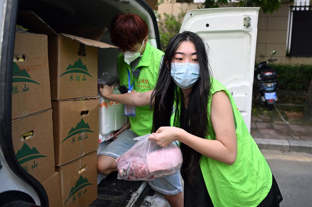 新華全媒+｜&ldquo;00后&rdquo;情侶三亞抗疫日記