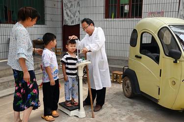 &ldquo;拐杖村醫(yī)&rdquo;三十二載守護(hù)群眾健康