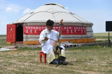 烏蘭牧騎深入牧區送歡樂