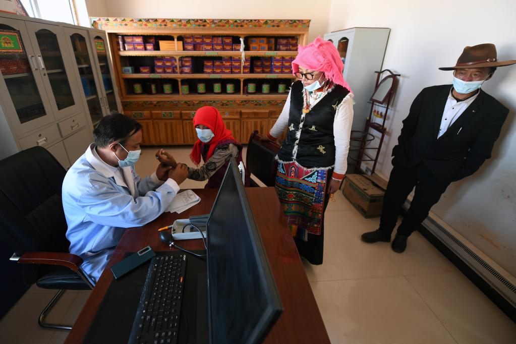 新華全媒+丨&ldquo;80后&rdquo;藏醫(yī)扎根海拔4700米偏遠(yuǎn)鄉(xiāng)鎮(zhèn)從醫(yī)20載