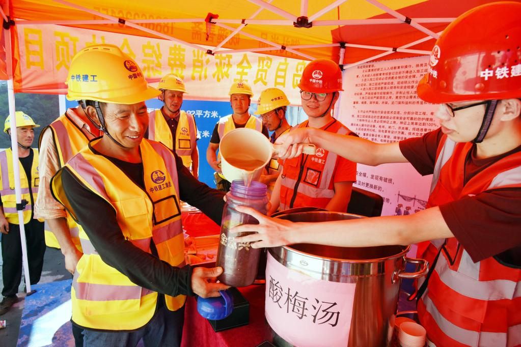 山東青島：&ldquo;清涼驛站&rdquo;關愛建設者