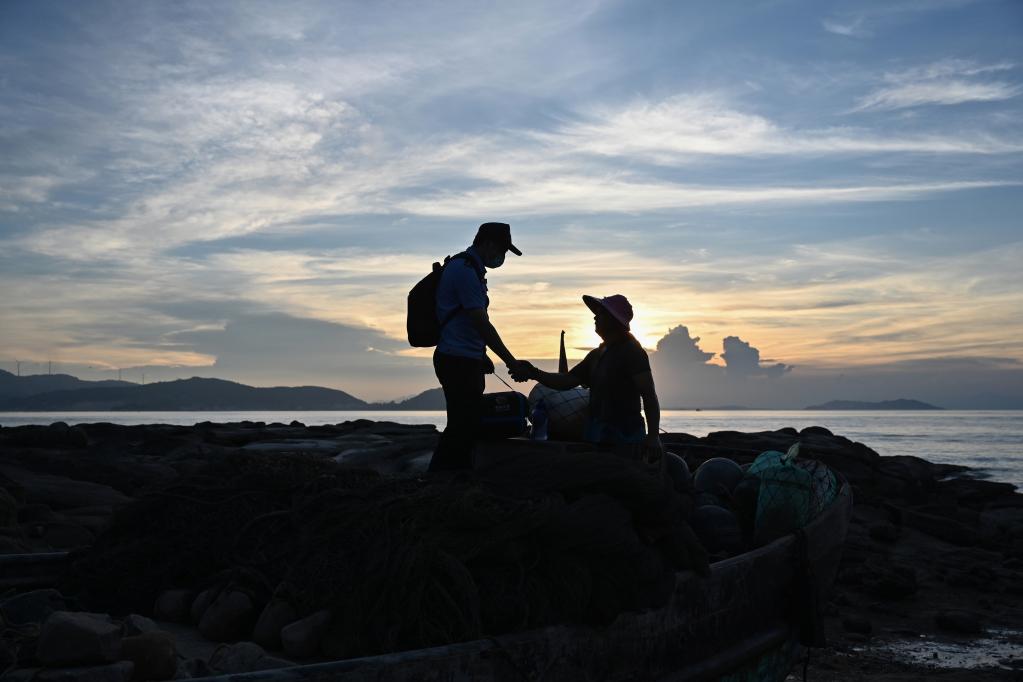 新華全媒+丨海島上的&ldquo;睡袋民警&rdquo;