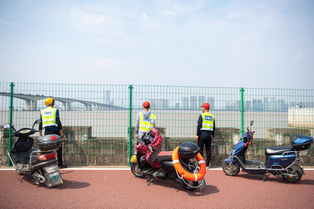 新華全媒+丨錢塘江畔的&ldquo;喊潮人&rdquo;