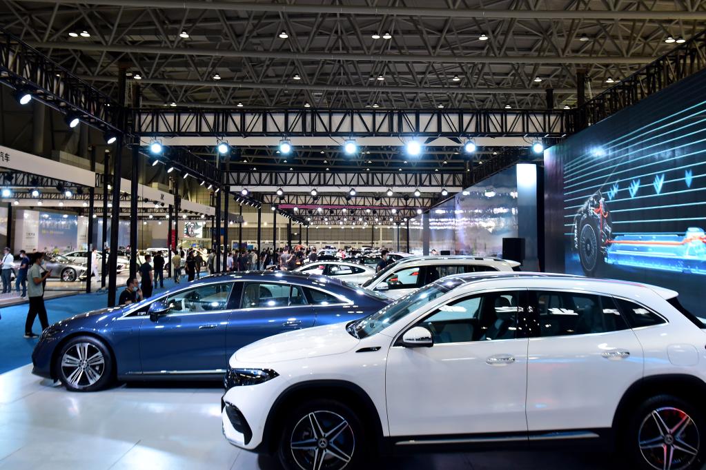 新華全媒+丨打卡世界制造業(yè)大會 感受新能源汽車&ldquo;中國智造&rdquo;魅力