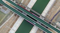 新華全媒+丨河上有河！無人機帶你鳥瞰世界單跨最大&ldquo;水上立交&rdquo;