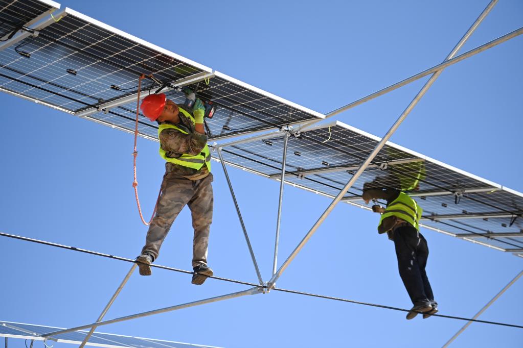 新華全媒＋丨立體光伏治沙產(chǎn)業(yè)化項(xiàng)目繪就騰格里沙漠&ldquo;生態(tài)綠&rdquo;