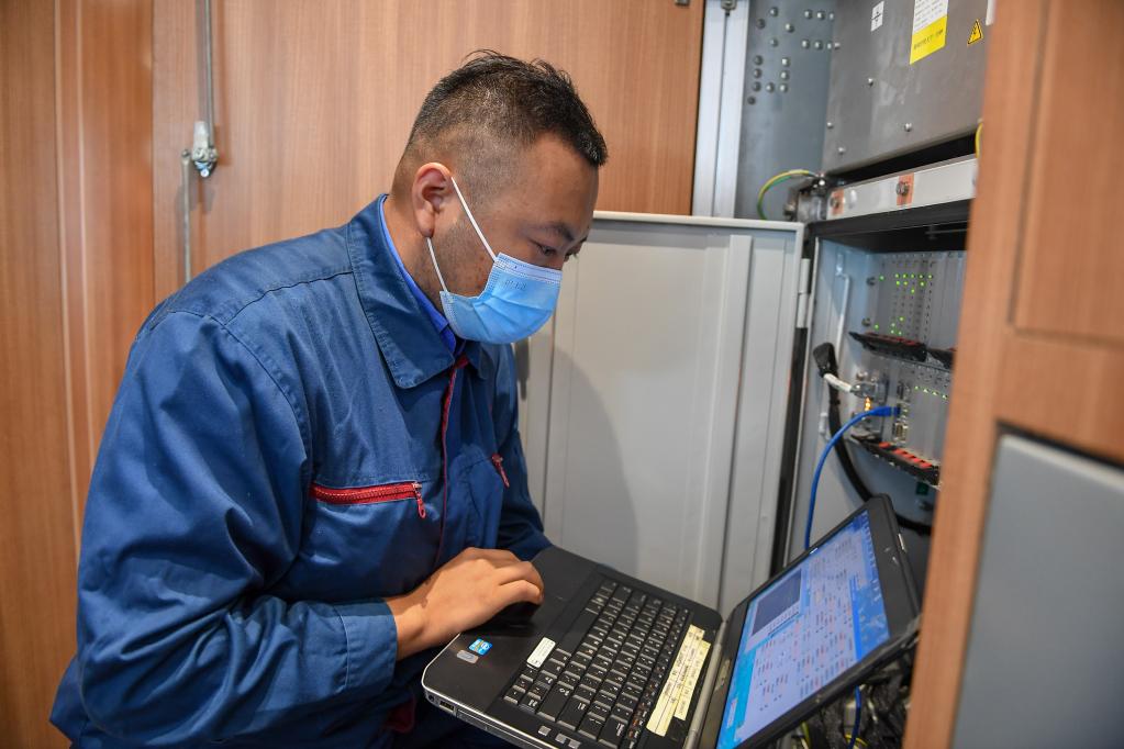 為了保障萬(wàn)千旅客平安到達(dá)&mdash;&mdash;國(guó)慶節(jié)長(zhǎng)春動(dòng)車所養(yǎng)護(hù)工堅(jiān)守崗位側(cè)記