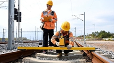 新華全媒+丨假日堅(jiān)守的鐵路&ldquo;蜘蛛俠&rdquo;