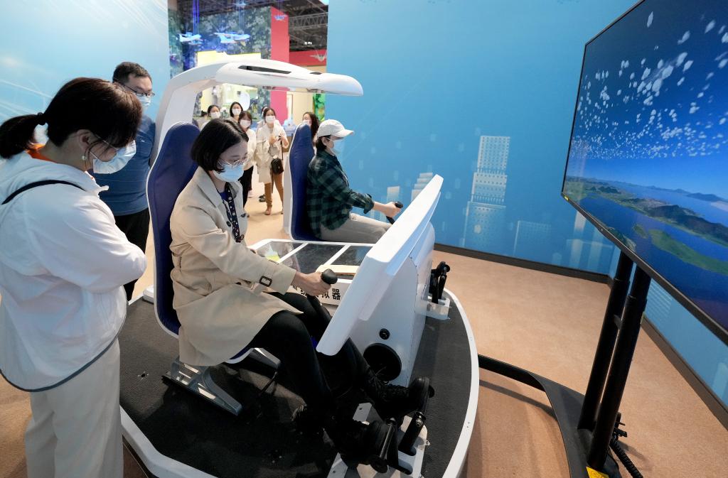 觀眾踴躍參觀&ldquo;奮進(jìn)新時(shí)代&rdquo;主題成就展