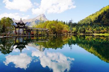 新華全媒＋丨詩意中國&mdash;&mdash;落霞與孤鶩齊飛，秋水共長天一色