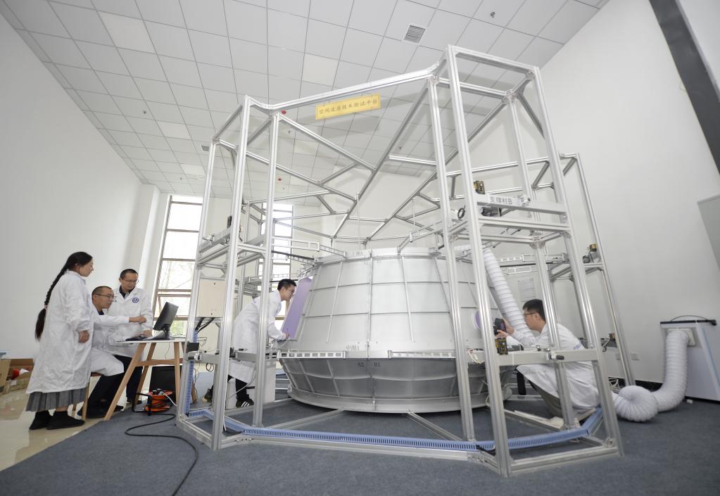 新華全媒+丨&ldquo;寸克寸金&rdquo;極致攻關(guān) 他們?yōu)榭臻g站定制安全舒適環(huán)境