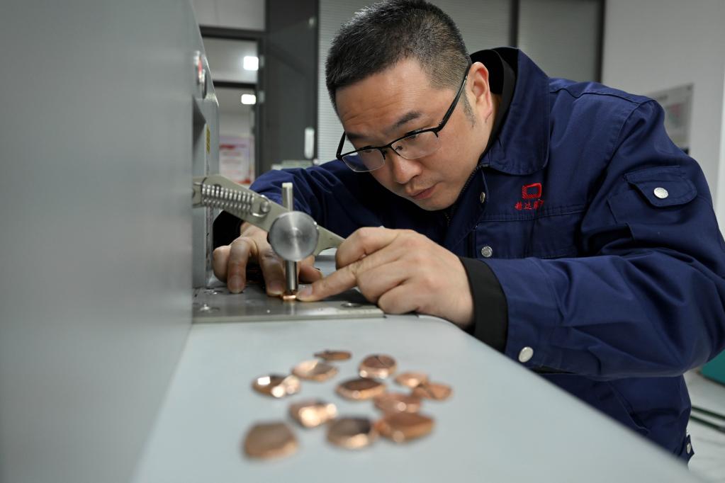 新華全媒+&middot;二十大代表在基層丨蘇保信：深入鉆研勇于創(chuàng)新 培養(yǎng)更多技能人才