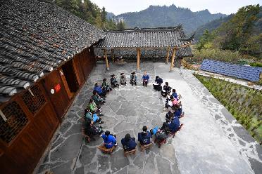 &ldquo;不管多偏遠(yuǎn)的地方，都不會(huì)被落下&rdquo;&mdash;&mdash;十八洞村里宣講二十大精神的&ldquo;院壩會(huì)&rdquo;