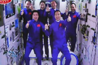 新華全媒+丨神舟十五號(hào)、神舟十四號(hào)乘組&ldquo;太空會(huì)師&rdquo;