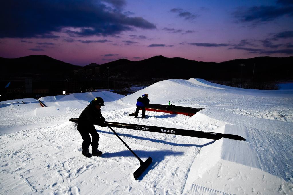 新華全媒+丨熱雪&ldquo;燃&rdquo;冬！這群人帶你&ldquo;飛冰躍雪&rdquo;