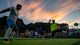 新華全媒+丨光腳踢球、竹子當球門&hellip;&hellip;看看這些村民有多愛足球