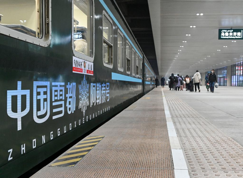 新疆開行&ldquo;中國雪都&middot;阿勒泰號&rdquo;冰雪游旅客列車