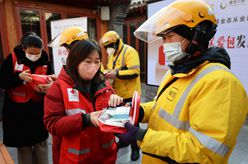 北京：送給外賣、快遞小哥的&ldquo;防疫關愛包&rdquo;