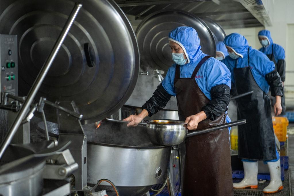 新華全媒+丨高鐵&ldquo;后廚&rdquo;溫暖春運回家路