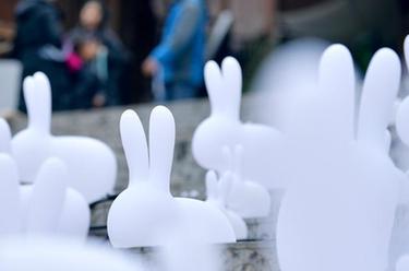 &ldquo;萌兔&rdquo;上街迎新春