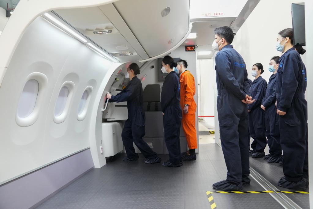 新華全媒+丨&ldquo;C919乘務員&rdquo;是這樣練成的