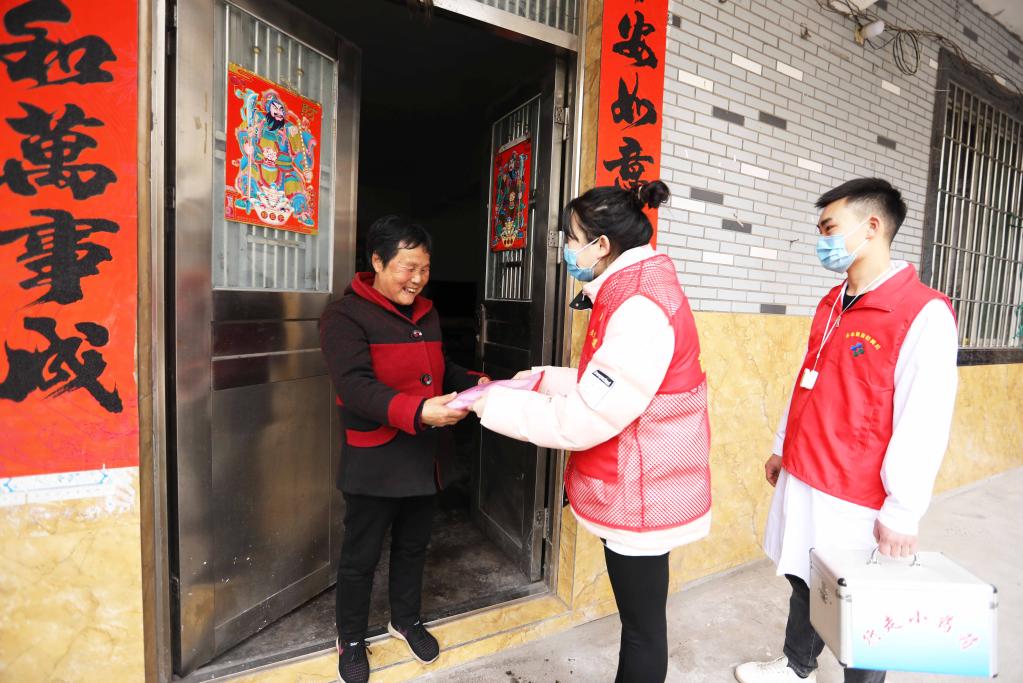 貴州赤水：&ldquo;敲門&rdquo;送服務(wù) 呵護老人健康