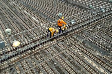 穿行&ldquo;空中棧道&rdquo;的點燈人