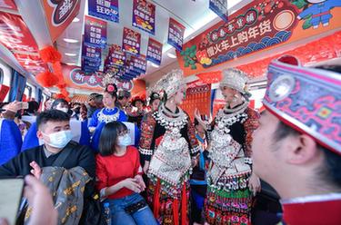 新春走基層丨穿行在苗鄉(xiāng)侗寨的&ldquo;慢火車&rdquo;年貨鋪