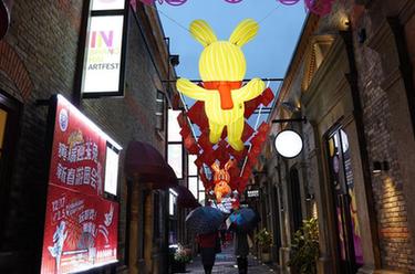 上海：&ldquo;潮兔&rdquo;彩燈點(diǎn)亮弄堂