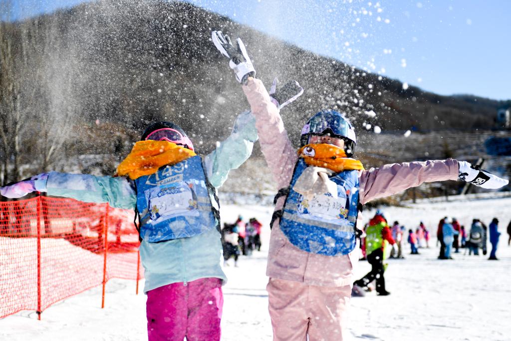 新華全媒+｜孩子們的快樂&ldquo;冰雪寒假&rdquo;