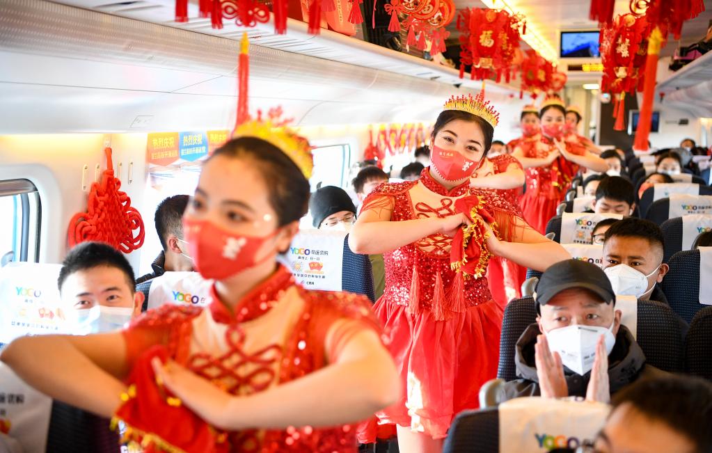 新春走基層丨列車上的&ldquo;春晚&rdquo; 將歡樂帶回家