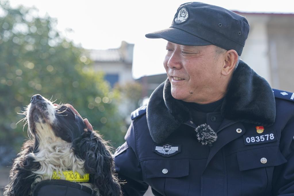 新華全媒+丨警犬&ldquo;和平&rdquo;和民警老王的最后一次春運