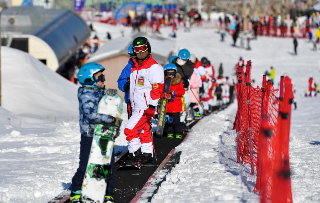 新華全媒+丨&ldquo;冬閑&rdquo;變&ldquo;冬忙&rdquo; 烏魯木齊冰雪&ldquo;熱&rdquo;帶動就業(yè)