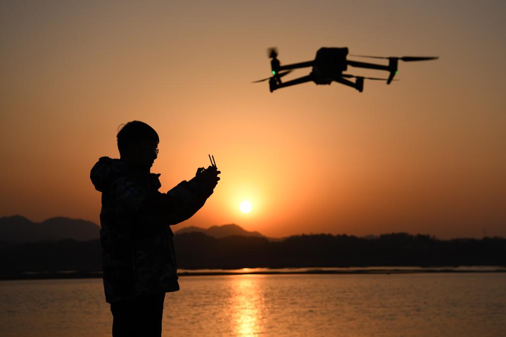 新華全媒+&middot;新春走基層丨光影寄鄉愁&mdash;&mdash;&ldquo;00后&rdquo;大學生回鄉記