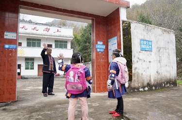 新華全媒+丨深山&ldquo;三人制&rdquo;瑤族課堂的開學日記