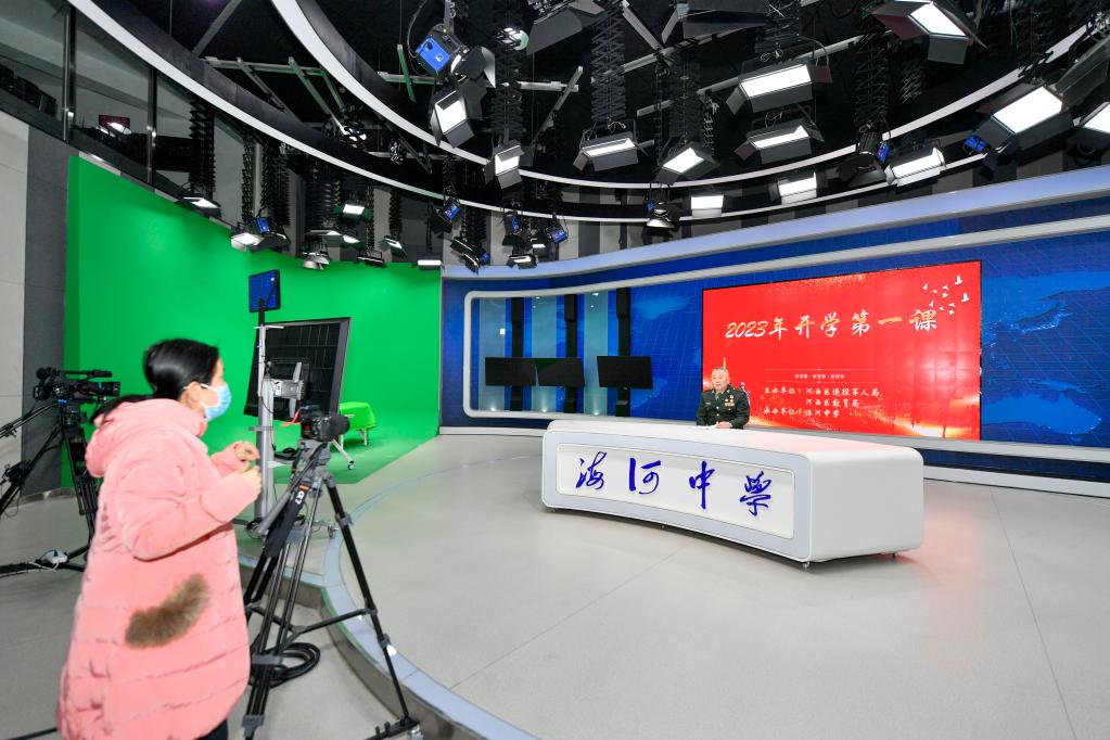 新華全媒+丨&ldquo;最美退役軍人&rdquo;為中學生講述開學第一課