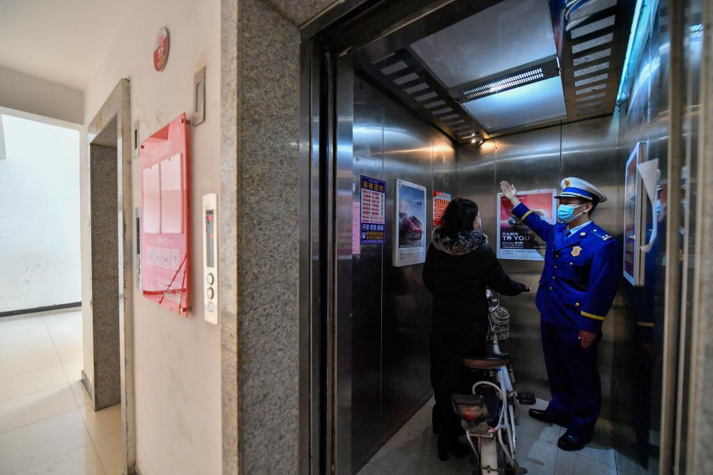 算法識(shí)別+聲光報(bào)警&mdash;&mdash;智能梯控系統(tǒng)攔住&ldquo;乘梯上樓&rdquo;的電動(dòng)車