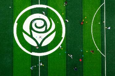 新華全媒+｜&ldquo;玫瑰夢(mèng)想球場(chǎng)&rdquo;為大涼山女孩插上追夢(mèng)翅膀