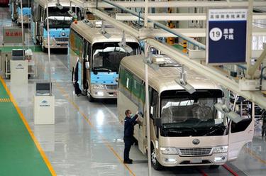 強信心&middot;開新局丨海外市場頻獲訂單 宇通客車火熱生產