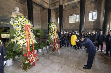 馬英九拜謁南京中山陵 題寫&ldquo;和平奮斗 振興中華&rdquo;