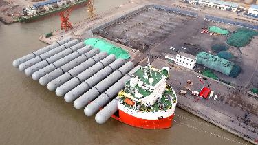 山東榮成：&ldquo;巨無霸&rdquo;石油液化氣儲罐啟運非洲