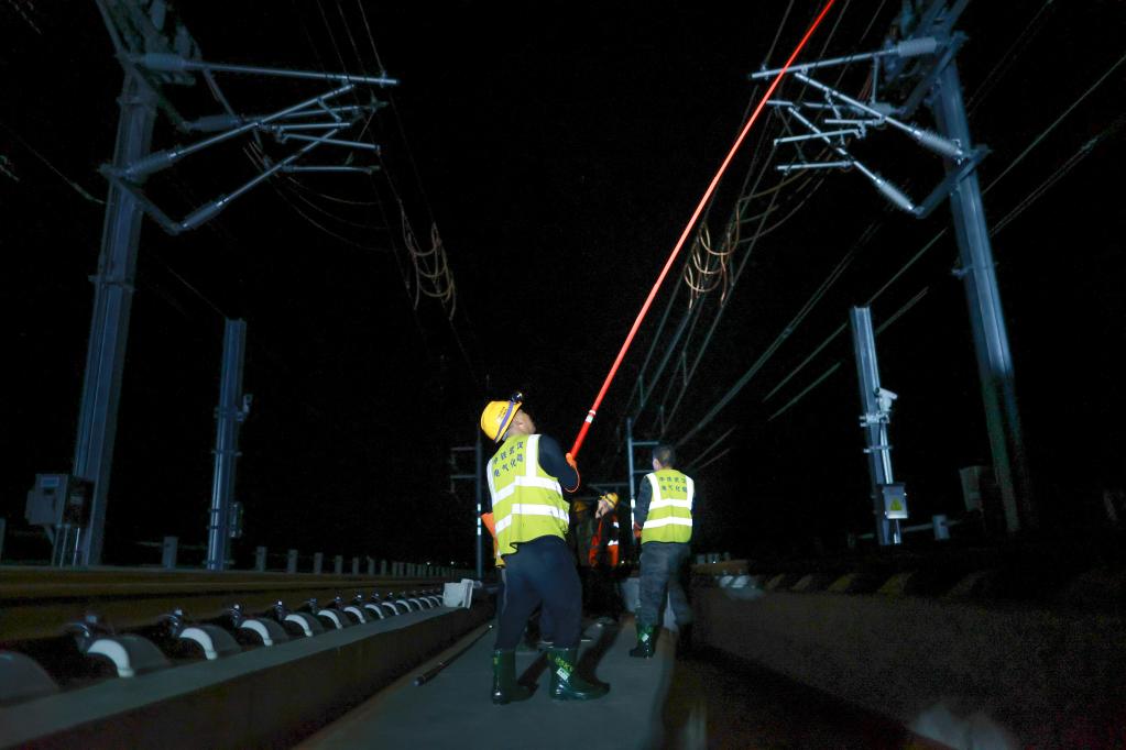 貴南高鐵貴州段實現接觸網&ldquo;電通&rdquo;