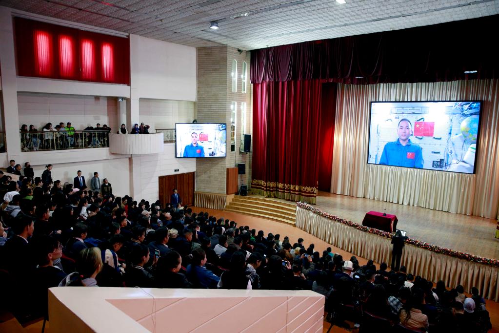 中國(guó)宇航員激勵(lì)吉爾吉斯青少年&ldquo;航天夢(mèng)&rdquo;