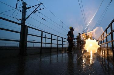 青藏鐵路&ldquo;萬丈鹽橋&rdquo;開展鹽污清洗工作