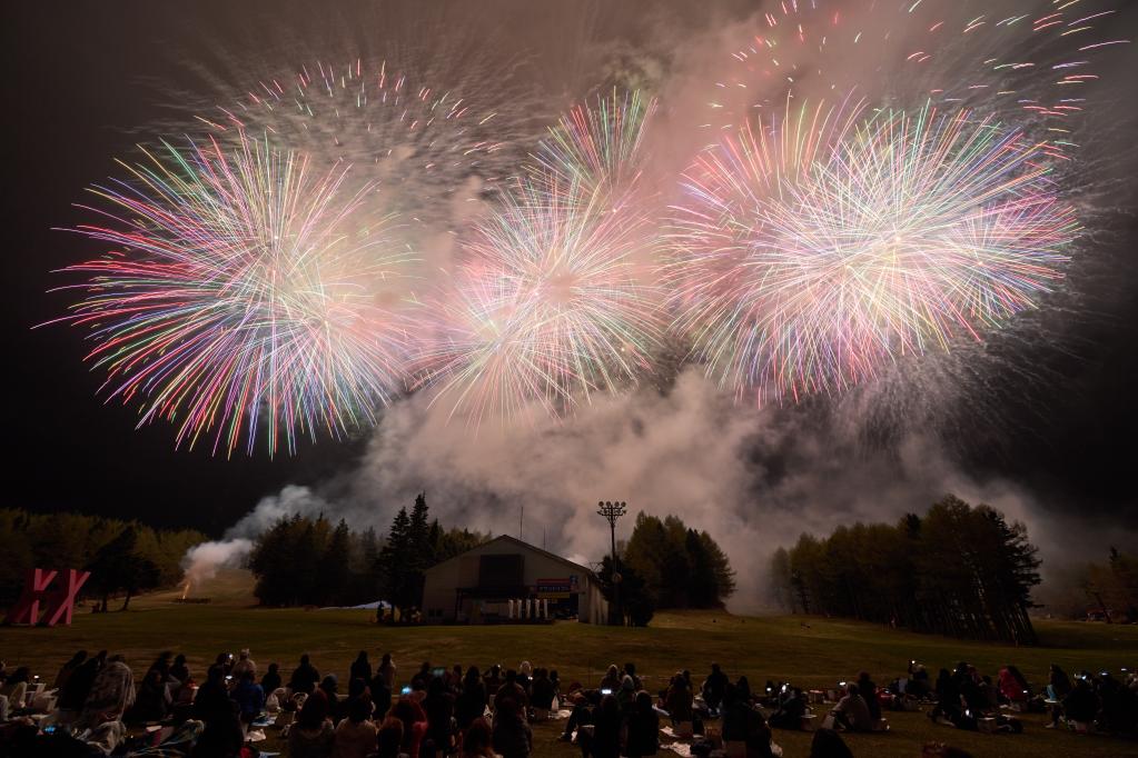 &ldquo;絕景花火&rdquo;煙花大會(huì)在日本山梨縣舉行